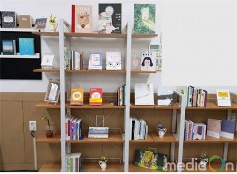 인천 수봉도서관, ‘독창적 서가’ 운영